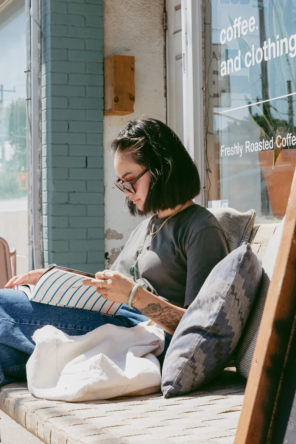 A girl is reading quietly, feeling the comfortable light