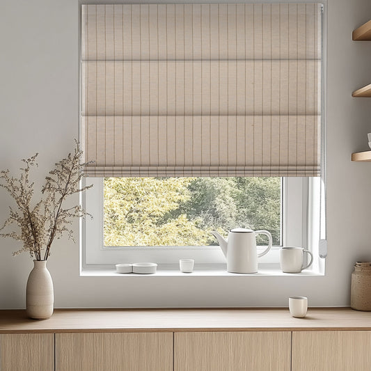Stores romains tissés naturels Berissa, personnalisés et filtrant la lumière du soleil